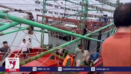 Thêm một thuyền viên được cứu đưa vào bờ