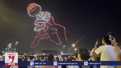 Cảng Victoria tại Hong Kong (Trung Quốc) rực rỡ sắc màu về đêm