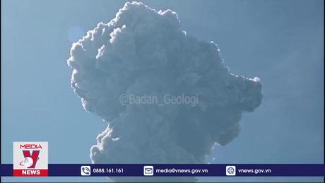 Núi lửa Ibu ở Indonesia phun trào trở lại