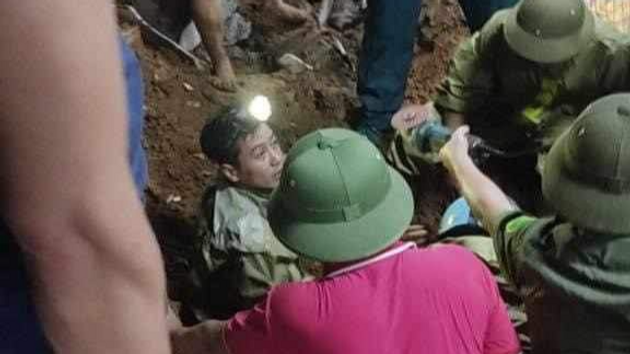 Hà Nội: Sập tường nhà dân do mưa lớn làm 3 cháu nhỏ tử vong