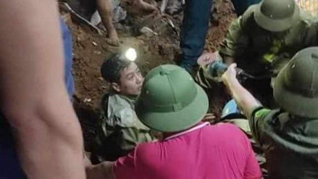 Hà Nội: Sập tường nhà dân do mưa lớn làm 3 cháu nhỏ tử vong