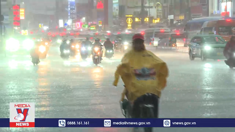 Mưa lớn nhất từ đầu năm, nhiều tuyến đường TP.HCM ngập nước