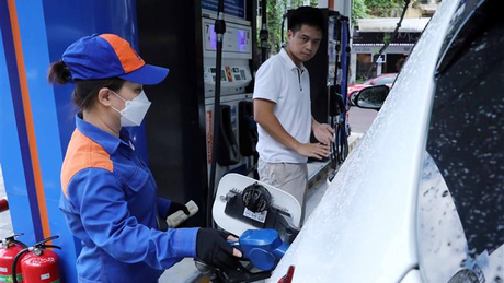 Giá xăng giảm, E5 RON 92 còn 22.110 đồng/lít
