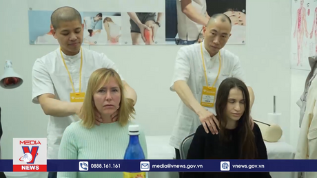 Người dân Nga tiếp xúc với y học cổ truyền Việt Nam