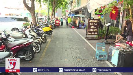 Thu phí, vỉa hè TP.HCM bớt lộn xộn