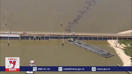 Mỹ khắc phục hậu quả vụ tràn dầu do tai nạn sà lan