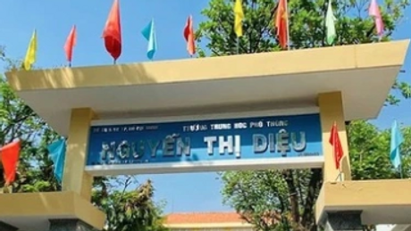 Cho học sinh đánh phạt bạn trước lớp, giáo viên bị tạm đình chỉ công tác