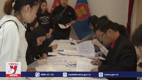 Cấp lại giấy tờ cho bà con sau vụ cháy tại Ba Lan