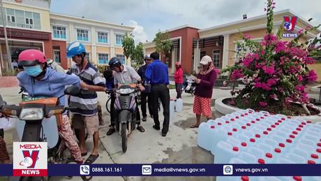 Tỉnh đoàn Bến Tre đồng hành cùng người dân đi qua mùa hạn mặn