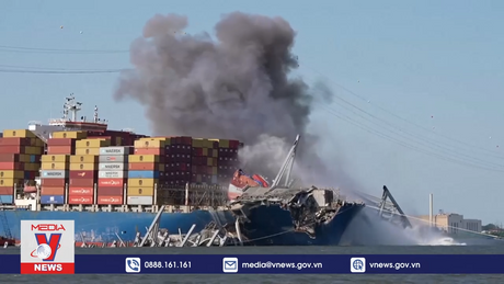 Mỹ kéo tàu container đâm sập cầu về cảng