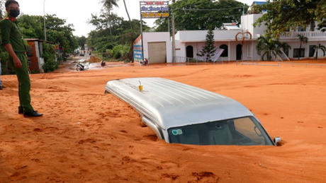 Lũ cát đỏ tràn xuống đường, nhiều xe máy và ôtô bị lún nửa thân xe