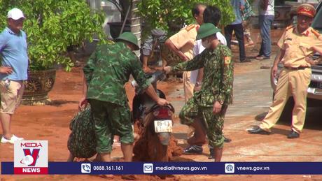 Khẩn trương khắc phục hậu quả cát tràn xuống tuyến đường Mũi Né (Bình Thuận)