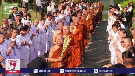 Hành hương về ngôi đền Phật giáo lớn nhất thế giới