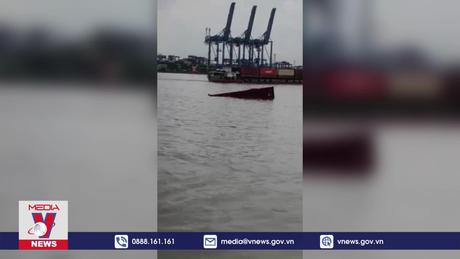 Tàu hàng va chạm sà lan làm 9 container rơi xuống sông Sài Gòn