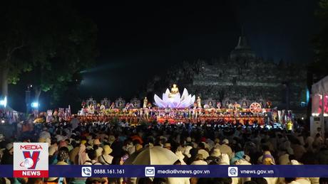 Rực rỡ Lễ hội thả đèn trời ngày Phật đản tại Indonesia