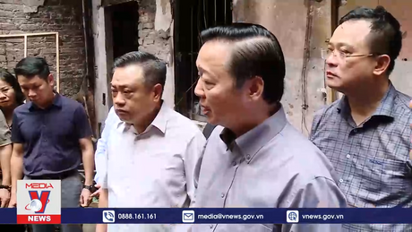 Phó Thủ tướng Trần Hồng Hà kiểm tra hiện trường vụ cháy tại Cầu Giấy
