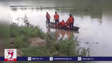 Nước lũ làm sập cầu tạm, một công nhân mất tích