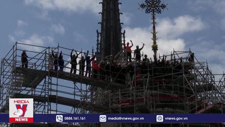 Phục hồi Cây thánh giá trên đỉnh nhà thờ Đức Bà Paris