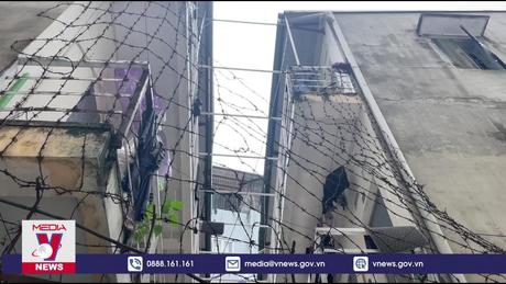 Hình ảnh hàng thép gai, 'chuồng cọp' bủa vây khắp ngõ nhỏ có nhà trọ cháy ở Trung Kính