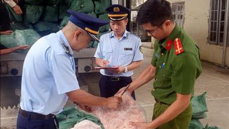 Phát hiện 7 tấn chân gà, móng giò đông lạnh không rõ nguồn gốc