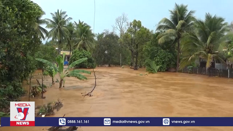Mưa lớn, hàng chục căn nhà ngập sâu