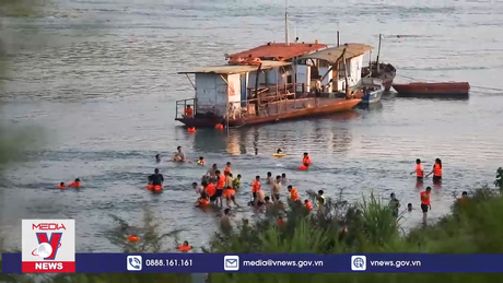 Người dân phớt lờ biển cấm, rủ nhau tắm sông Đà bất chấp nguy hiểm