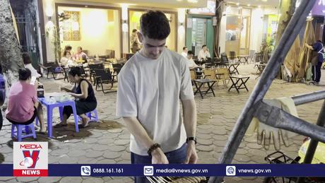 Chàng tây nướng nem lụi, bánh xèo ở vỉa hè Hà Nội gây sốt MXH