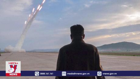 Nhà lãnh đạo Triều Tiên thị sát diễn tập phóng tên lửa