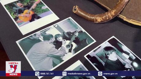 Cây đàn guitar của John Lennon được bán với giá kỷ lục