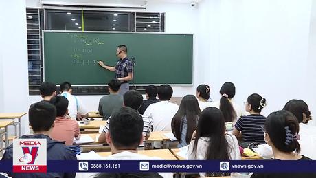 Học sinh lớp 11 lo lắng kỳ thi tốt nghiệp THPT 2025