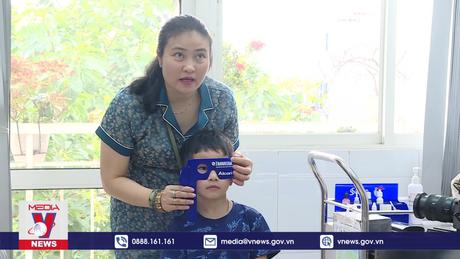 Khám chữa mắt miễn phí cho trẻ em khó khăn