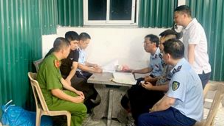 Tạm giữ 1.400 sản phẩm quần áo giả mạo nhãn hiệu và không rõ nguồn gốc, xuất xứ