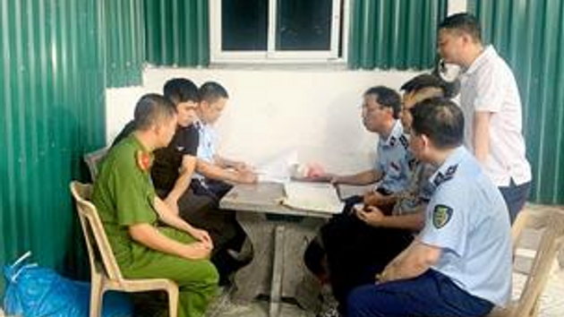 Tạm giữ 1.400 sản phẩm quần áo giả mạo nhãn hiệu và không rõ nguồn gốc, xuất xứ