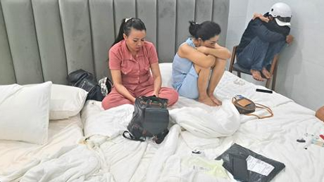 Chị em lâu ngày mới gặp rủ nhau vào khách sạn chơi ma túy