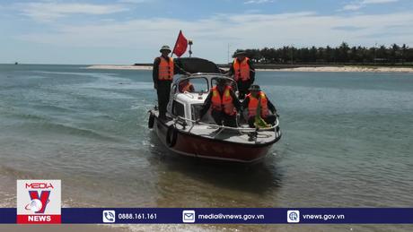 Tiếp nhận 4 ngư dân trên tàu cá bị chìm ngoài khơi vào bờ an toàn