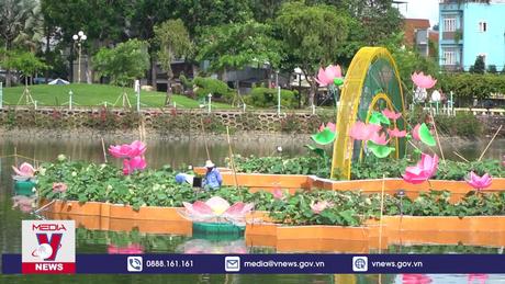 Tạo hình bản đồ Việt Nam từ 5.000 chậu hoa sen