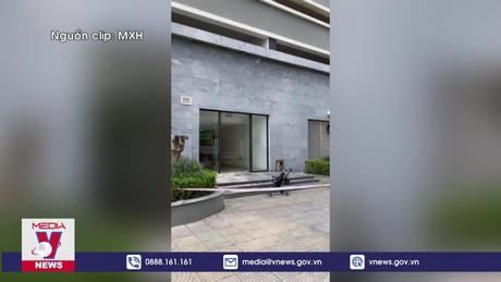 Gạch ốp toà nhà chung cư rơi trúng bé trai 2 tuổi