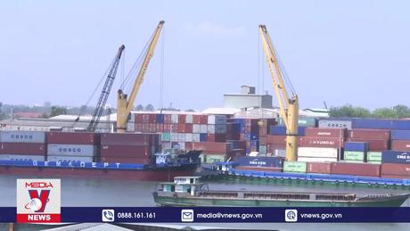 Nhập siêu quay lại sau 23 tháng