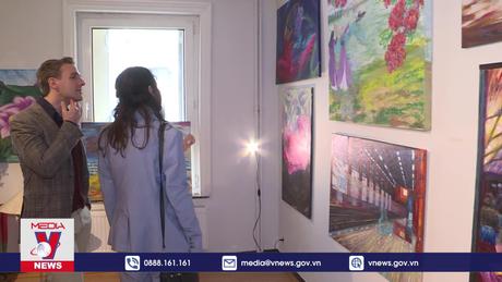 Mang tình yêu quê hương vào tranh trên đất khách