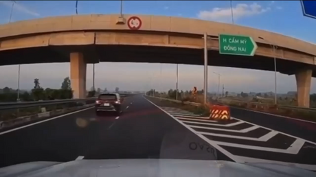 Lái ô tô đi lùi trên cao tốc bị phạt hơn 16 triệu, tước bằng lái xe