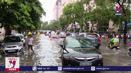 Gần 500 cú sấm sét đánh xuống Hà Nội trong cơn mưa to đầu giờ sáng nay 