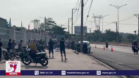 Xe 7 chỗ tông gãy trụ điện, 2 vợ chồng thương vong