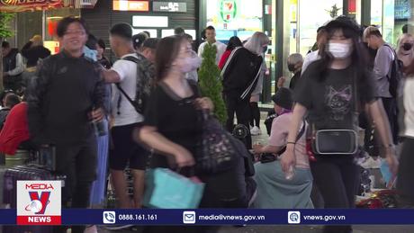 Nhật Bản siết chặt quy định uống rượu tại nơi công cộng