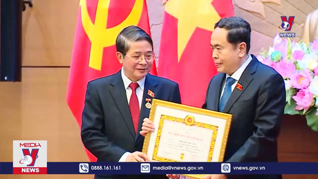 Chủ tịch Quốc hội dự Lễ trao huy hiệu Đảng