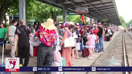 Quảng Bình đón gần 300 khách du lịch bằng tàu hỏa charter