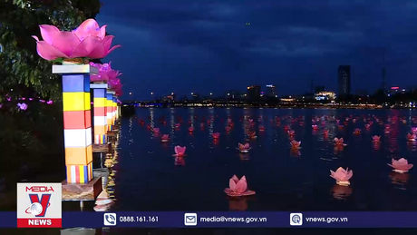 Lễ hội hoa đăng trên dòng sông Hương