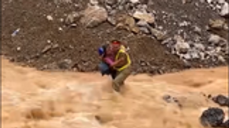 Cảnh sát giao thông cứu 3 người trong một gia đình thoát cơn lũ dữ