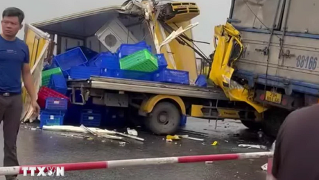 Hà Nội: Tai nạn giao thông giữa hai xe ôtô gây ách tắc đường vành đai 3