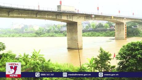 Mưa lớn kéo dài, lũ sông Hồng lên cao