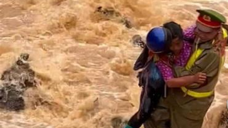 Biểu dương Thượng úy Công an dũng cảm lao xuống dòng lũ dữ cứu người dân